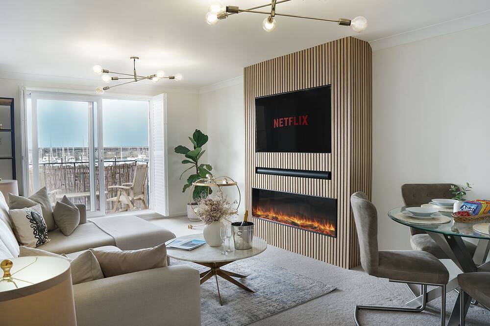 Entire apartment, Stunning modern space with harbour views & free parking in Brighton Marina, Brighton
