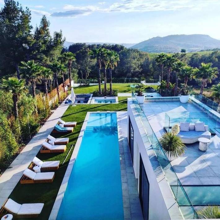 Chalet para 14 personas, con jardín además de piscina y jacuzzi en Alt Penedès