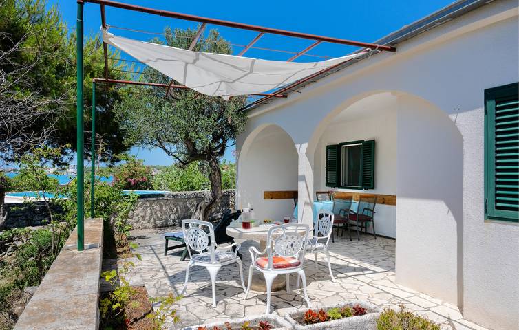 Apartment mit Meerblick, Wifi, AC, Parkplatz und Terrasse - 2km zum Strand in Rogoznica, Šibenik-Knin