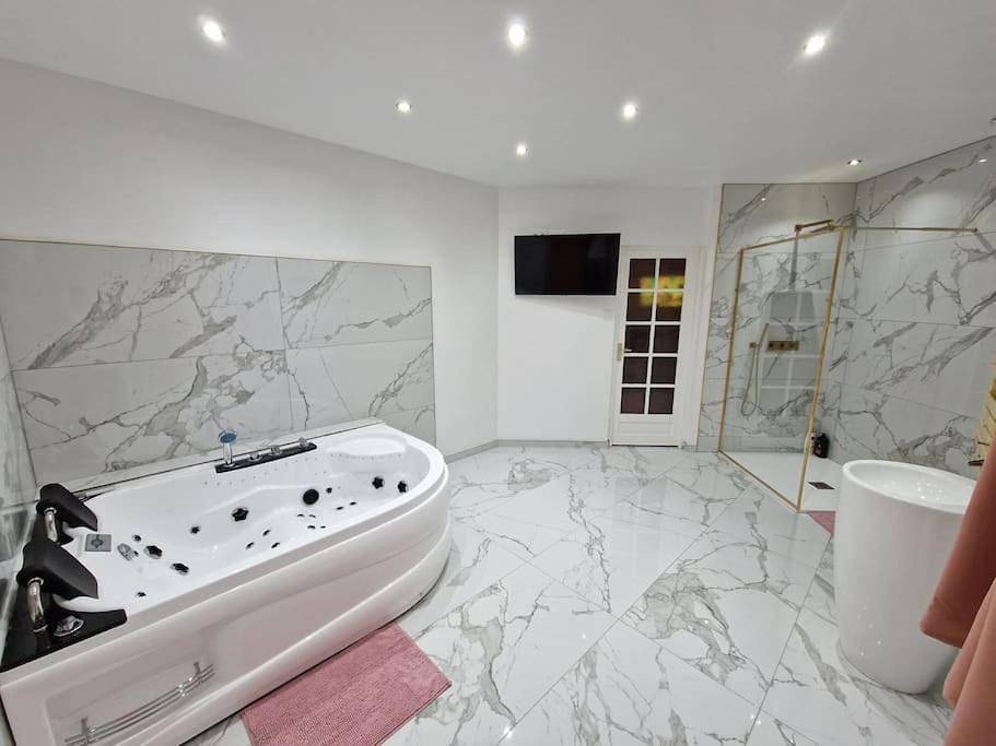 Maison Chic avec jacuzzi Nogent sur Oise Yaospa60 in Nogent-sur-Oise, Oise