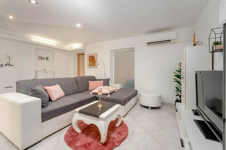 Ganze Wohnung, Malerisches Apartment mit toller Terrasse, Garten, Waschmaschine, WiFi in Novigrad, Umag und Umgebung