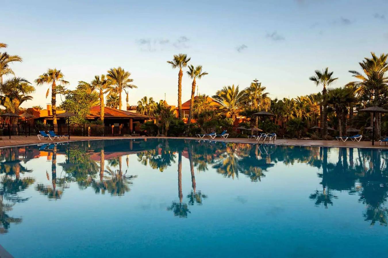 Casa de vacaciones 'Oasis Tamarindo' con piscina compartida, terraza privada y Wi-Fi in Oasis Tamarindo, La Oliva