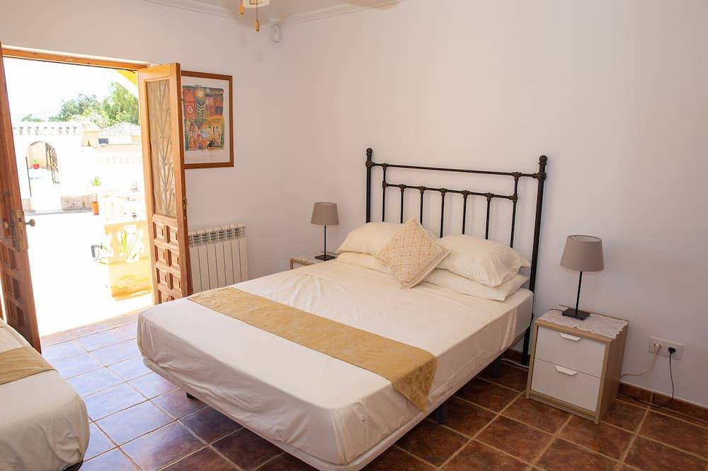Casa Mari is a fabulous Villa with large swim pool, tennis,  Games Room, garden in Turre, Costa de Almería