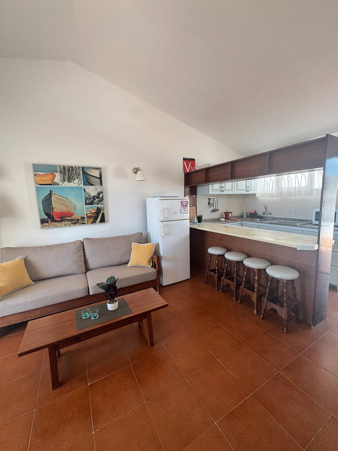 Apartamento entero, Apartamento vacacional 'Los Porches K29' con piscina compartida, terraza privada y Wi-Fi in Maspalomas, San Bartolomé de Tirajana