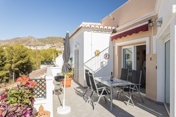 Ganze Wohnung, Gemütliche Ferienwohnung mit Pool, Garten, Terrassen, Klimaanlage und Wlan in Playa de Burriana, Nerja