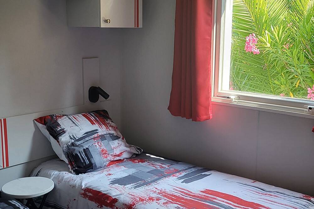 Bungalow in a residential leisure park 15 minutes from the beach in La Crau, Toulon region