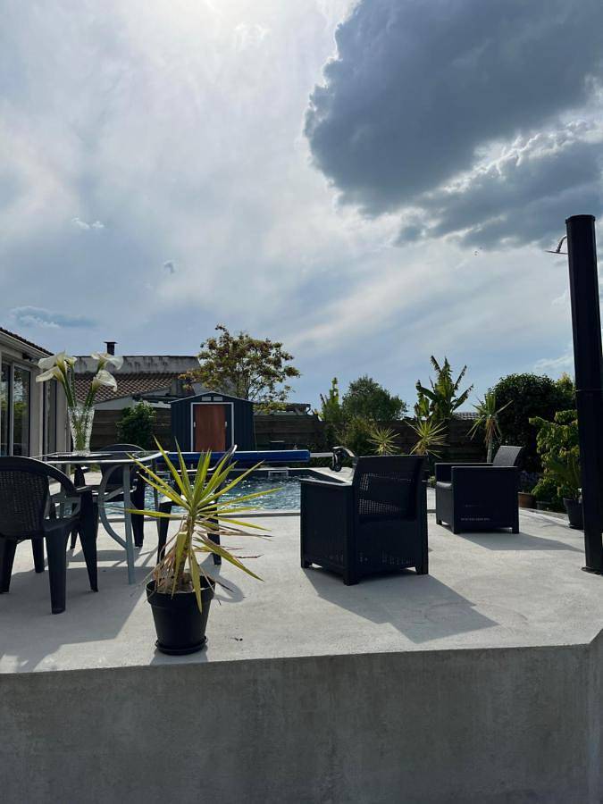 Location de vacances pour 2 personnes, avec jardin et piscine ainsi que vue et terrasse dans Yves - 3