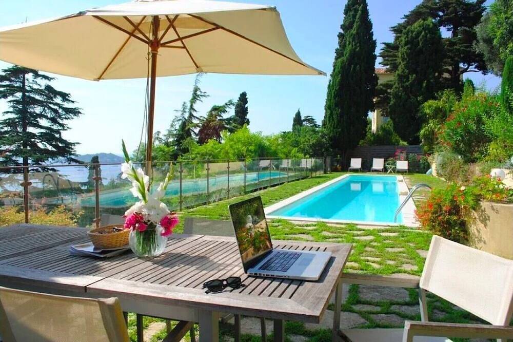 Beautiful Villa overlooking the bay with heated pool & A/C short walk to the Sea in Beaulieu-sur-Mer, Nice region