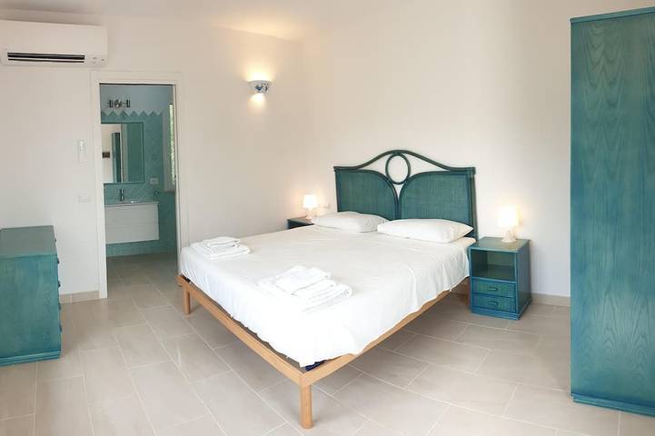 Villa Lu Impostu: piscina 5camere 5bagni terrazzo giardino vista mare 800 metri in Lu Fraili di Sotto, San Teodoro