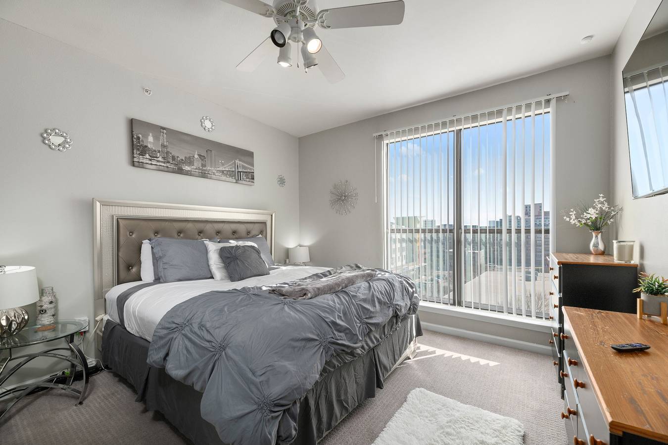 Ganze Wohnung, Geräumiges Apartment in Dallas mit Blick auf die Stadt in der Nähe der Galleria Mall in Dallas, Dallas County