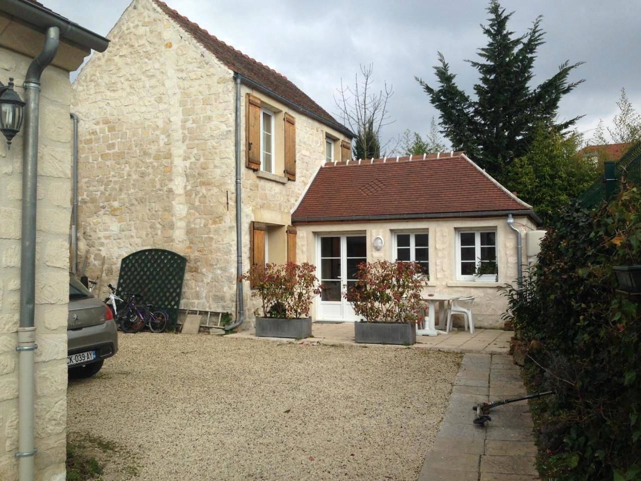 One-Bedroom House in Coye-la-Forêt, Oise