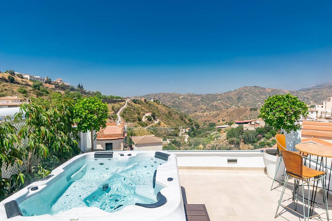 Ganze Wohnung, Geräumige Ferienwohnung in Cómpeta mit Bergblick, Terrasse & Wlan in Cómpeta, Málaga Provinz