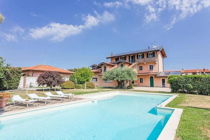 Gîte pour 13 personnes, avec piscine ainsi que jardin et terrasse à Divignano
