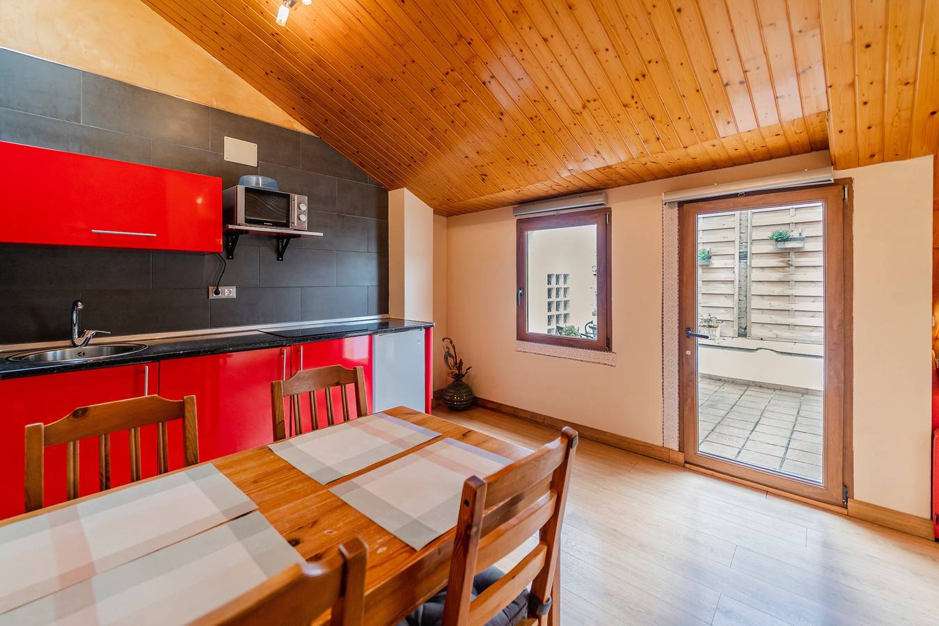 Estudio entero, Apartamento estudio 'Altuzarra 2' con vistas a la montaña, terraza privada y Wi-Fi in Ezcaray, Valdezcaray