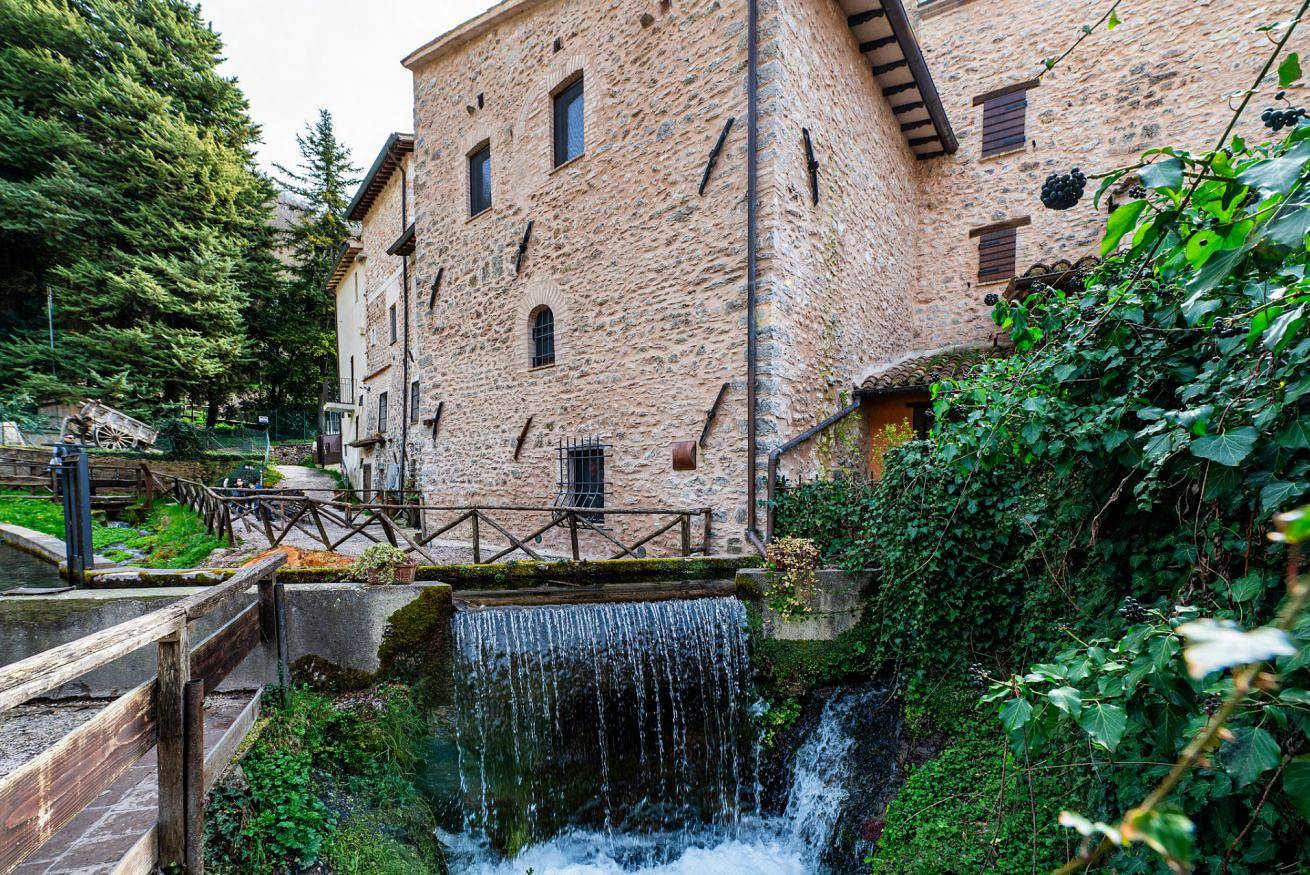 Ganze Wohnung, Guesthost - Suite on the River Apartment in Rasiglia, Foligno