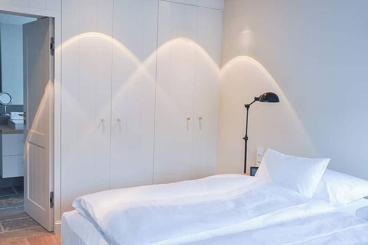 Ganze Wohnung, Moderne Ferienwohnung im idyllischen Alt-Westerland mit Natursteinbad. in Westerland, Sylt (Gemeinde)