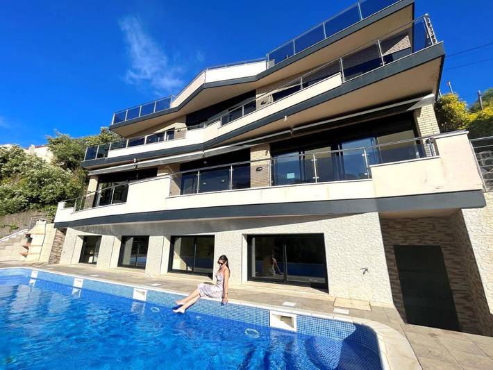 Casa rural para 12 personas, con Jacuzzi y Terraza además de Jardín y Piscina en Santa Susana