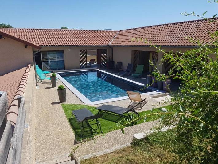 Hôtel, avec Terrasse et Jardin ainsi que Piscine et Vue