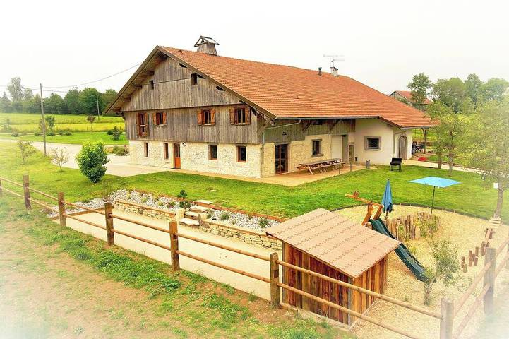 Gîte pour 15 personnes, avec jardin et sauna dans Guyans-Vennes