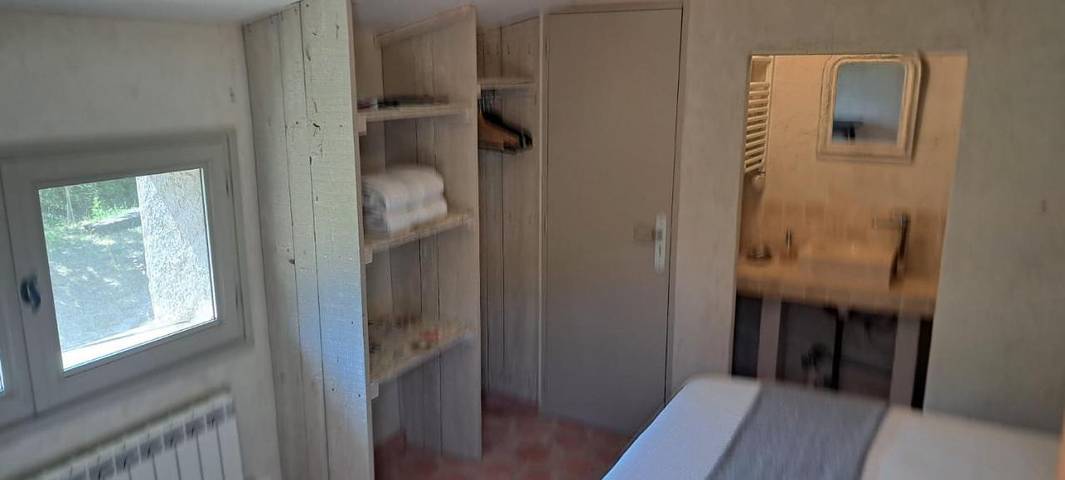 Cottage pour 2 personnes, avec vue ainsi que piscine et terrasse à La Celle-sous-Gouzon