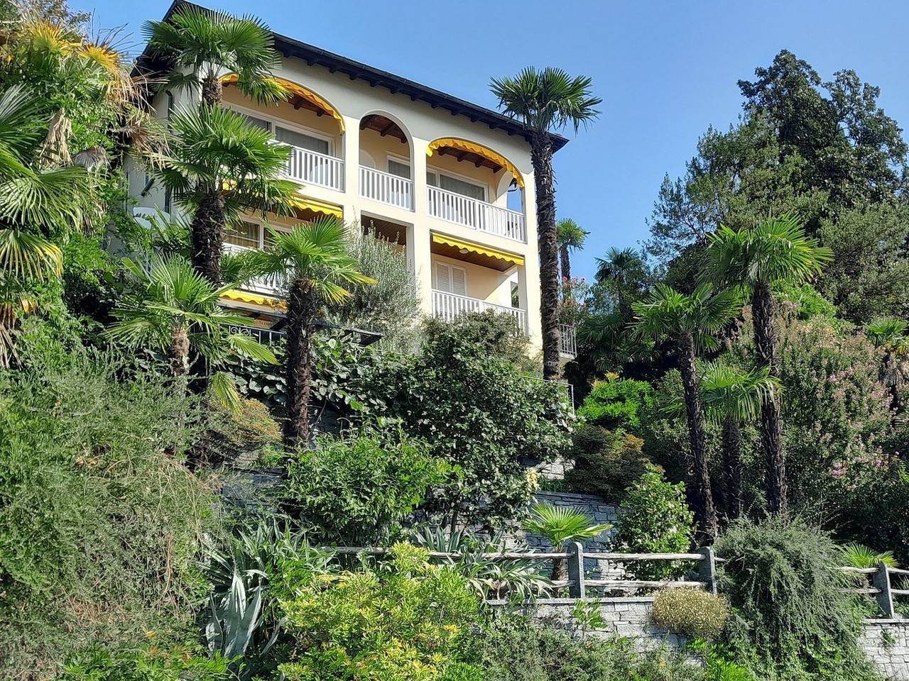 Ganze Wohnung, Grosszügige Attika-Wohnung mit Panoramablick, Gartensitzplatz und Liegewiese in Locarno, Tessiner Alpen