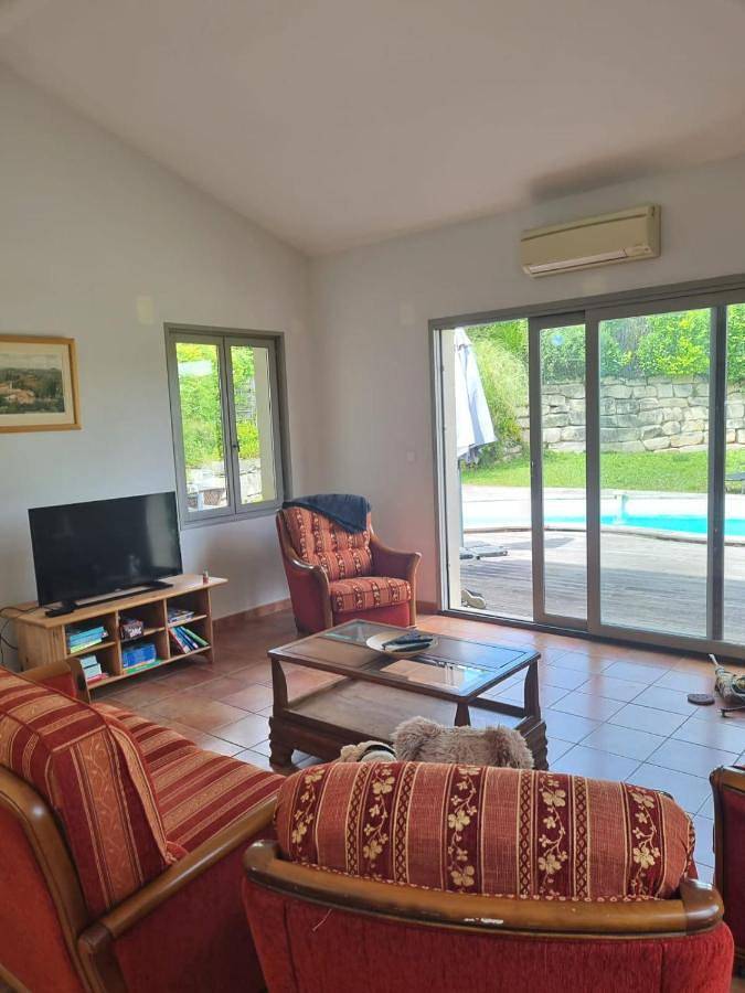 Location de vacances pour 6 personnes, avec jardin ainsi que vue et piscine, animaux acceptés à Chalais - 4