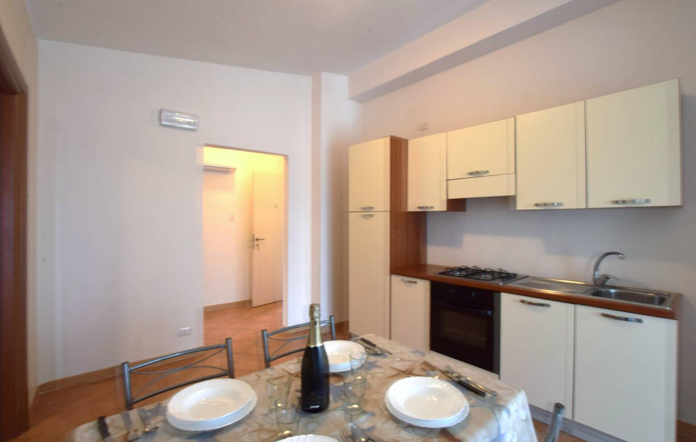 Ganze Ferienwohnung, Apartment mit Meerblick, Pool und Parkplatz, 2,5 km zum Strand in Palmi, Reggio Calabria Provinz