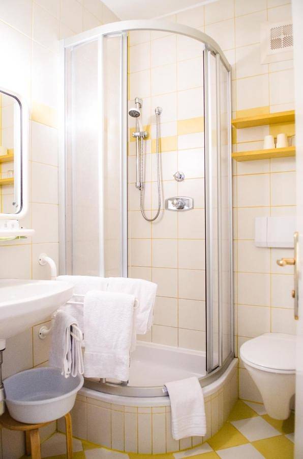 Single Room with Shared Bathroom - Basement in Pörtschach am Wörthersee, Klagenfurt-Land