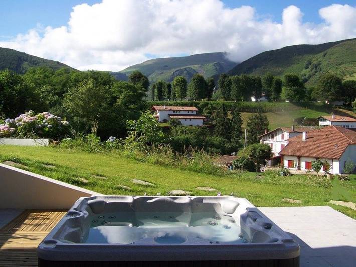Chambre d’hôte pour 4 personnes, avec Terrasse ainsi que Jacuzzi et Jardin au Pays basque