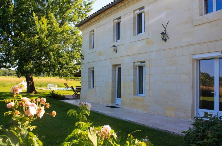 Gîte pour 6 personnes, avec terrasse ainsi que jardin et piscine, animaux acceptés
