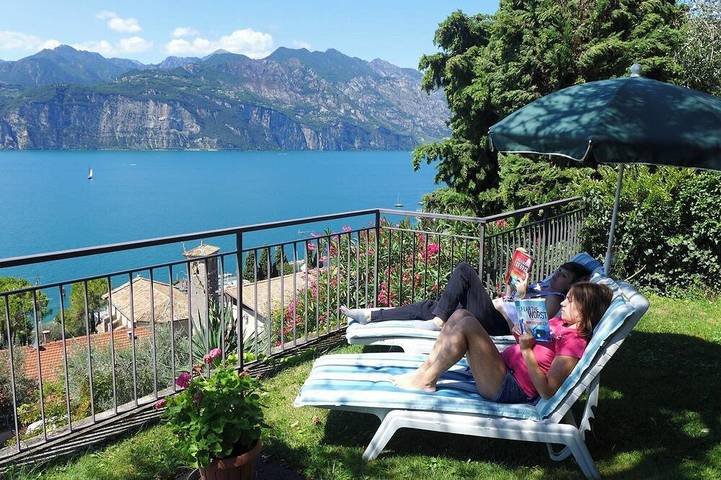 Ganze Wohnung, Terrasse mit herrlichem Seeblick, WiFi, Swimmingpool in Malcesine, Gardasee-Berge