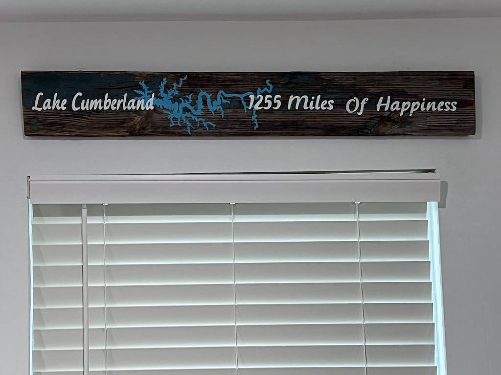 Timy Home near Wolf Creek Marina & multiple boat ramps with a full kitchen in Lake Cumberland