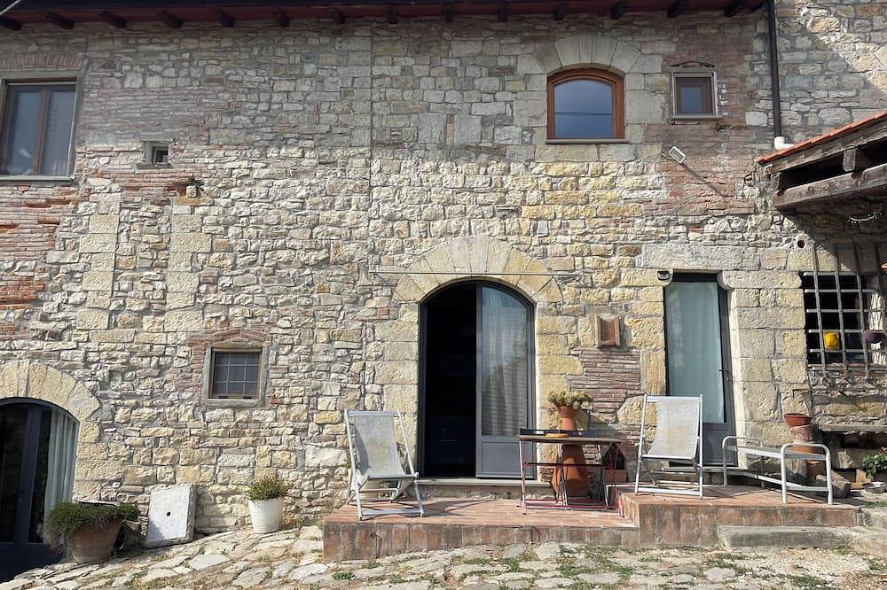 Charming 2-room apartment surrounded by greenery on a farm, just a short walk from town in Sesto Fiorentino, Provincia de Firenze