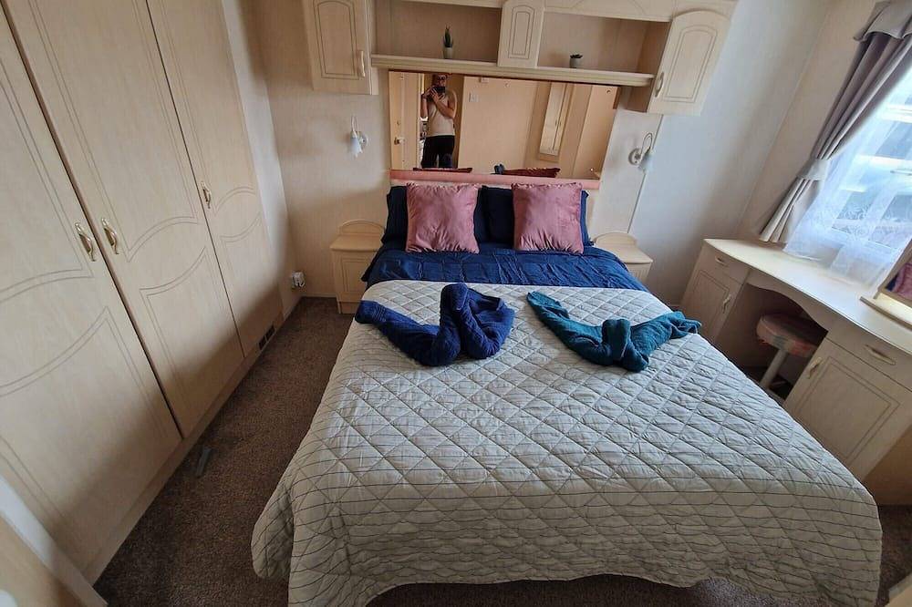 2 Bed Caravan - Sleeps 6 - Pets - Pool - Parking in Aberystwyth, Cardigan Bay