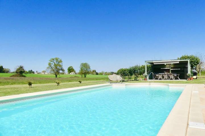 Location de vacances pour 9 personnes, avec terrasse et jardin dans Baignes