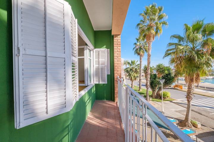 Apartamento entero, Apartamento Las Palmeras 2 con vistas al mar y terraza in Platja del Morrongo (Benicarló), Benicarló