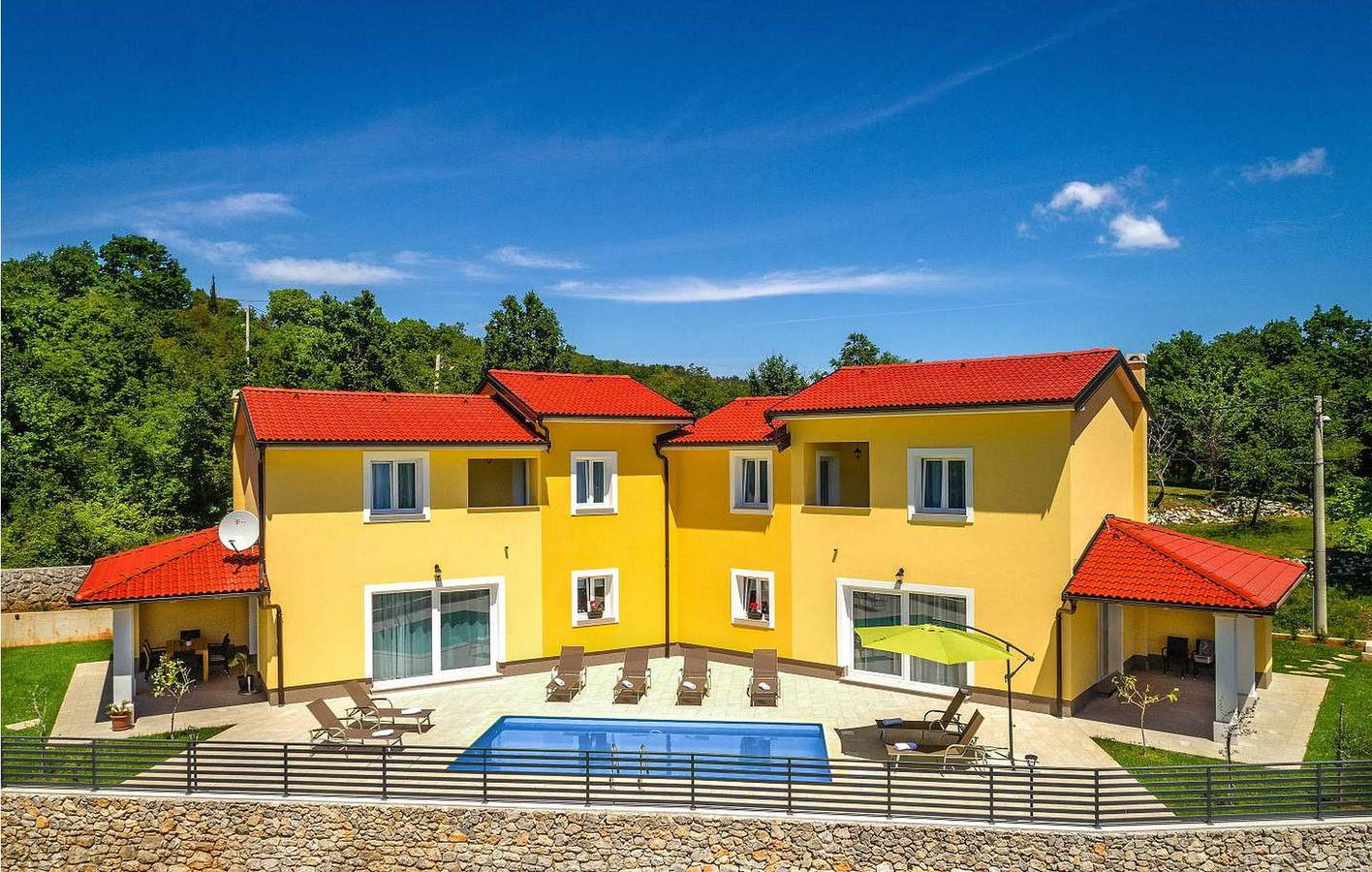 Geräumige 2-Zimmer-Wohnung mit Pool und Terrasse, 2 km vom Strand Sv. Ivan entfernt in Moscenicka Draga, Primorje-Gorski Kotar