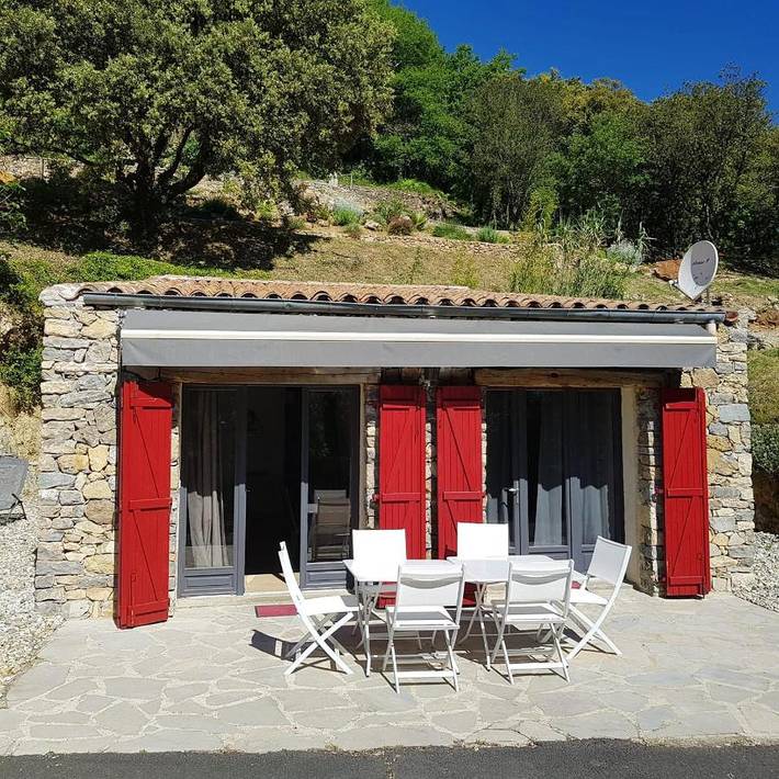 Location de vacances pour 12 personnes, avec terrasse ainsi que jardin et piscine à Saint-Julien-de-la-Nef