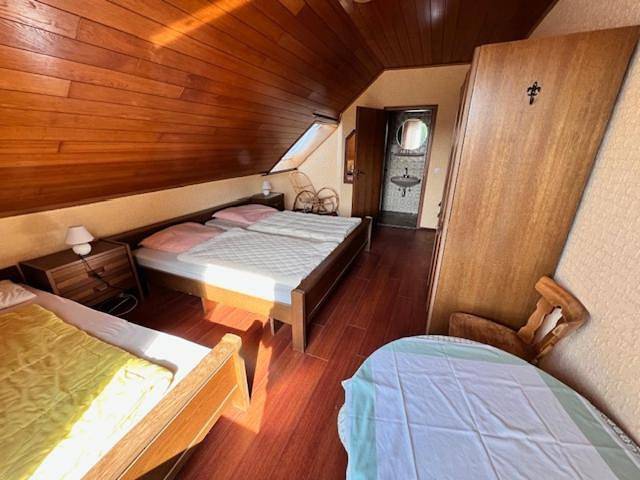 Single Room with Private Bathroom in Langenfeld, Osteifel