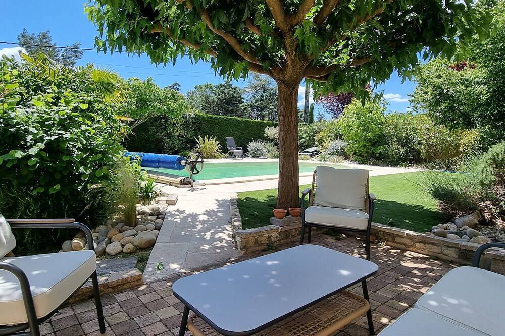 Villa Avec Jardin & Piscine Située au Calme Dans une Impasse in Mazan, Parc naturel régional du Mont-Ventoux