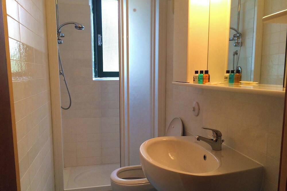 Geheel appartement, First row to the lake for 5 people in Idro, Garda Bergen