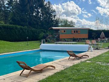 Chambre d’hôte pour 4 personnes, avec vue ainsi que jardin et piscine à Quingey