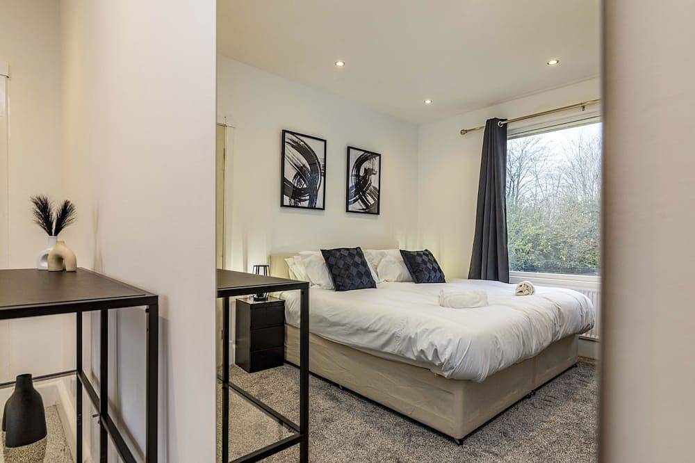 4 Bedroom Home sleeps 10 in Nottingham, East Midlands