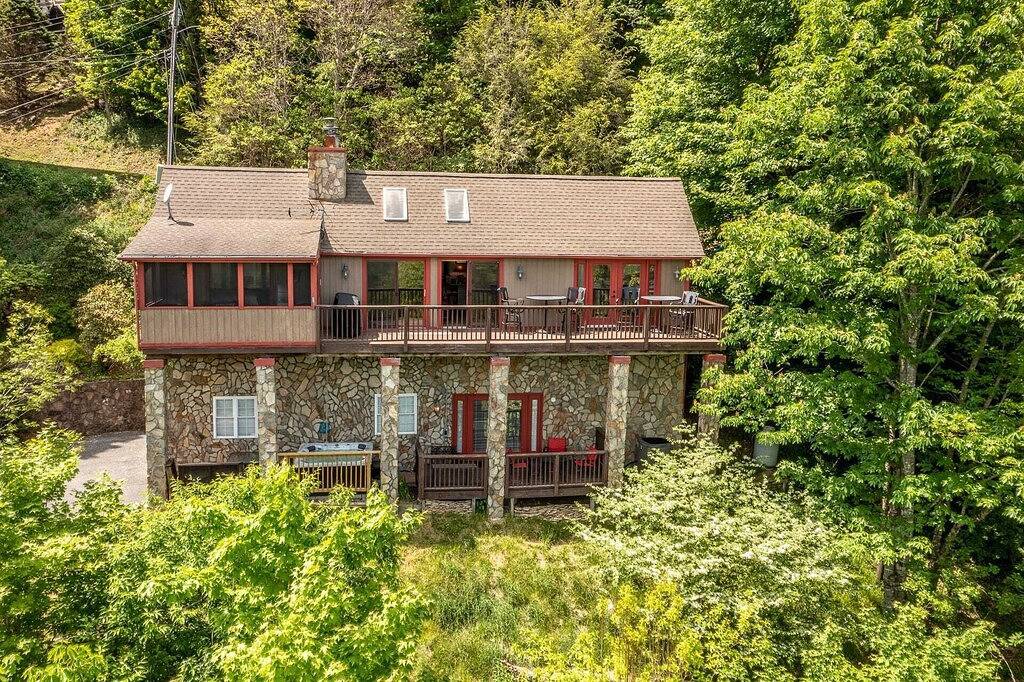 Charming 4Br / 3Ba Französisch Mountain Elegantes Cottage auf sieben Teufel! Long Range Views & Whirlpool in Blue Ridge Parkway, Seven Devils