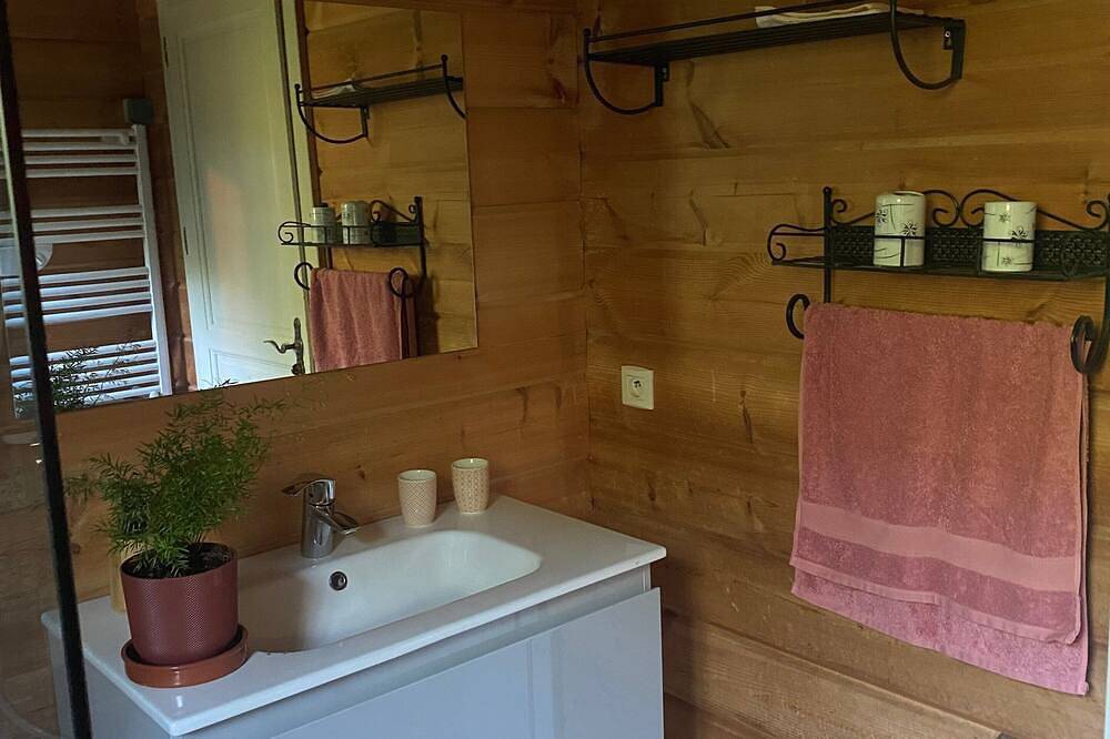 Chambre d'hôtes proche de Vichy – Chambre Sauna avec piscine partagée, Wi-Fi et climatisation in Saint-Rémy-en-Rollat, Région de Vichy