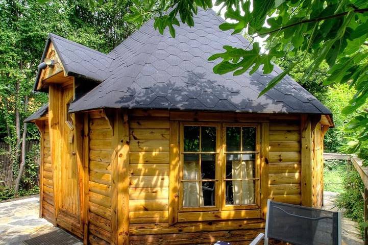 Location de vacances pour 2 personnes, avec Jacuzzi et Jardin ainsi que Piscine et Sauna à Venaco