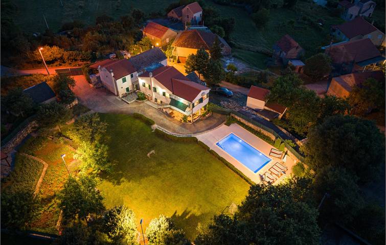 Charmante 2-Zimmer-Wohnung mit Pool und WLAN, 800 m vom Fluss Cetina entfernt in Dalmatinisches Zagora