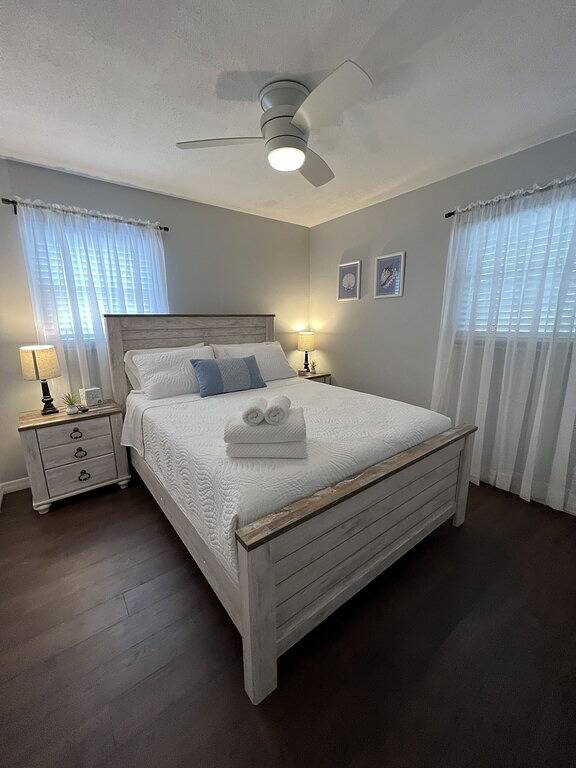 Relaxing family friendly heated pool home close to beach in Largo, Pinellas County