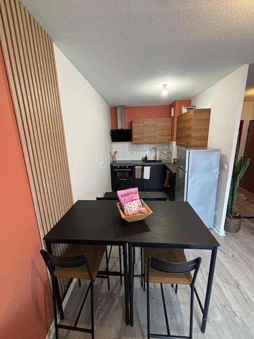Appartement entier, One-Bedroom Apartment in Le Pontet, Vaucluse