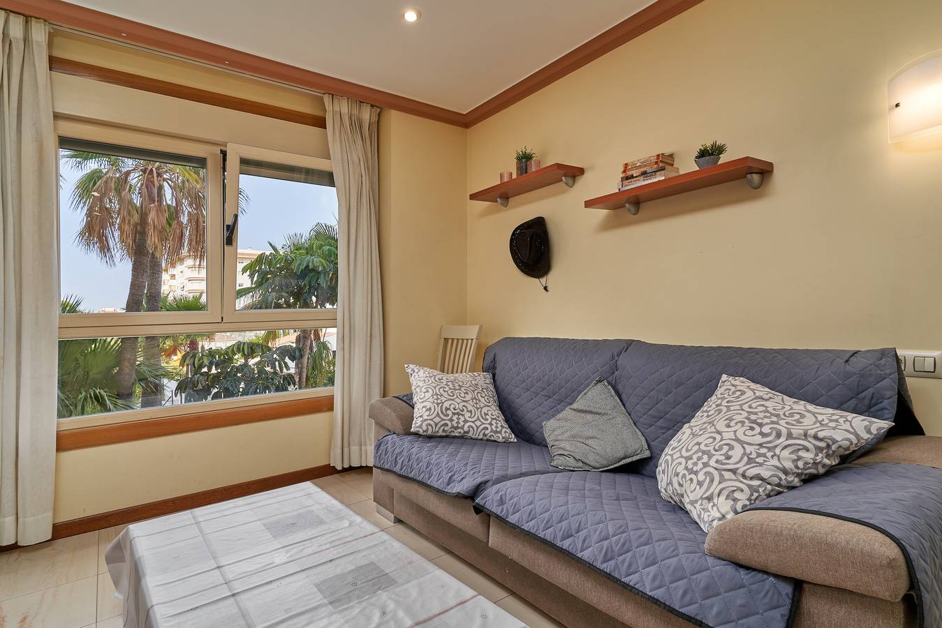 Hel lejlighed, Apartment "Mediterráneo El Real" with Mountain Views, Shared Pool and Wi-Fi in Los Boliches, Fuengirola
